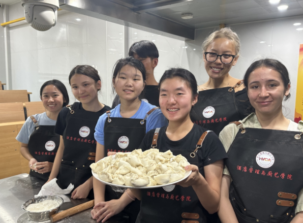 《杭州网》：美国学生在杭州高校“寻味江南”美食营学做中国菜